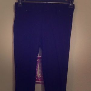 A black pant/leggings